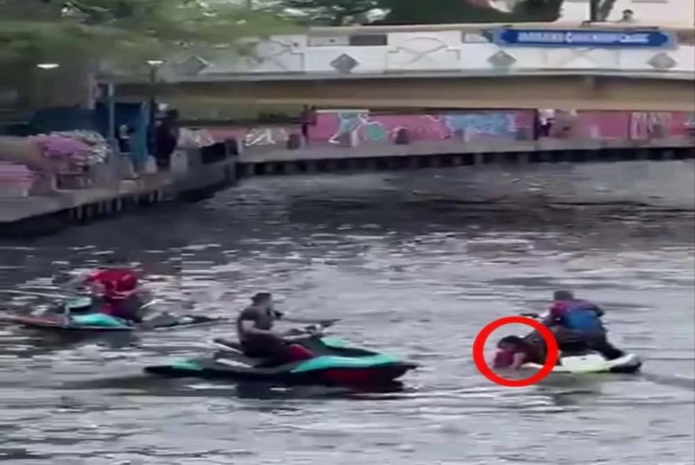 Penunggang jet ski yang jatuh ke sungai dibantu kru yang berada di lokasi.