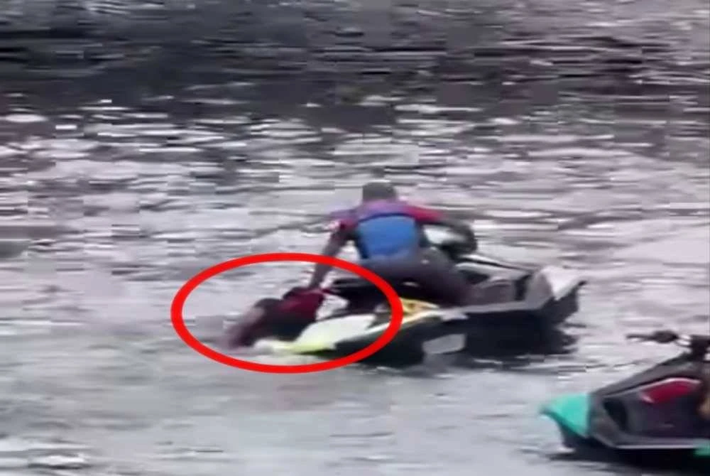 Penunggang jet ski yang jatuh ke sungai dibantu kru yang berada di lokasi.