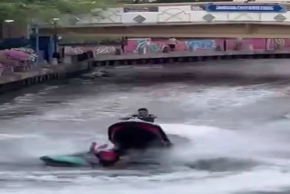 Insiden pelanggaran dua jet ski yang tular di media sosial.