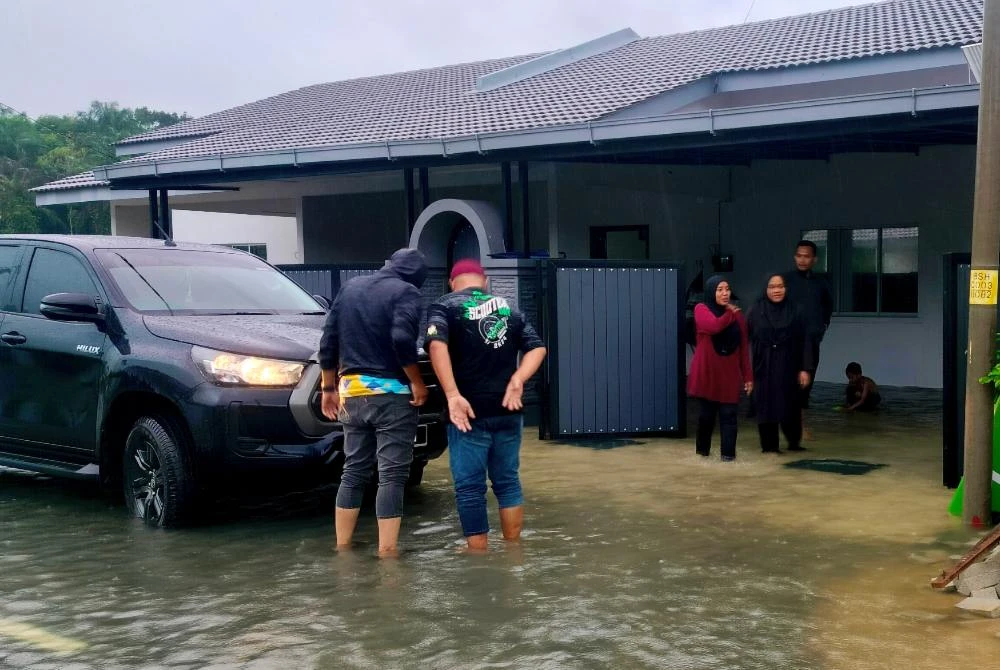 Keadaan paras air di kawasan rumah Syafiqah yang turut terjejas dalam kejadian banjir kilat pada Khamis.
