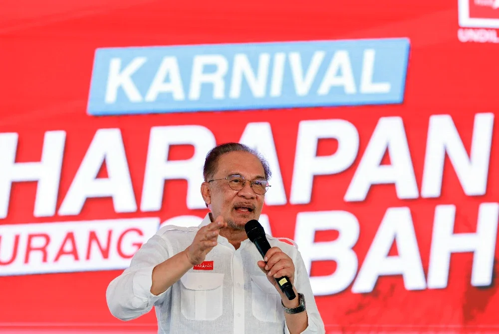 Anwar ketika berkempen di Karnival Harapan Urang Sabah di Petagas, Putatan. Foto Bernama 