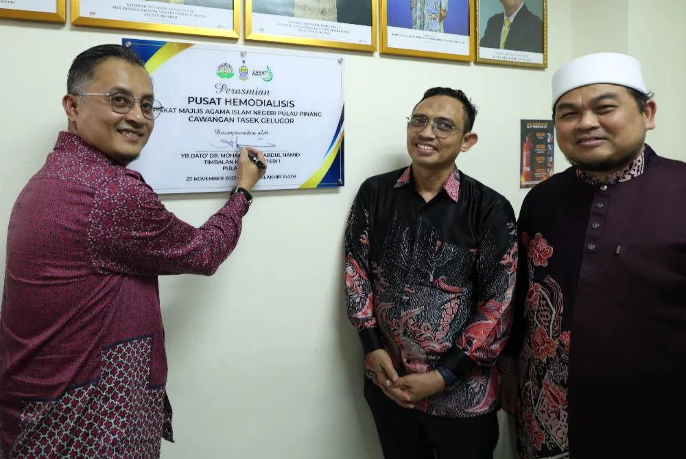 Mohamad (kiri) merasmikan Pusat Hemodialisis Zakat MAINPP Cawangan Tasek Gelugor yang sebelum ini ditutup sejak Oktober 2020.