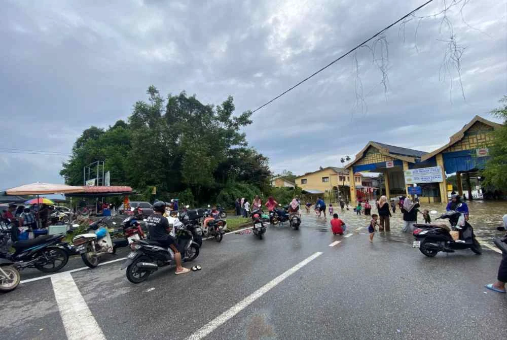 Tinjaun Sinar Harian di Pusat Pemeriksaan Kastam Zon Bebas Cukai Pintu Dua, Rantau Panjang mendapati orang ramai memenuhi kawasan tersebut untuk 'berpesta air' serta ia dipenuhi gerai jualan.
