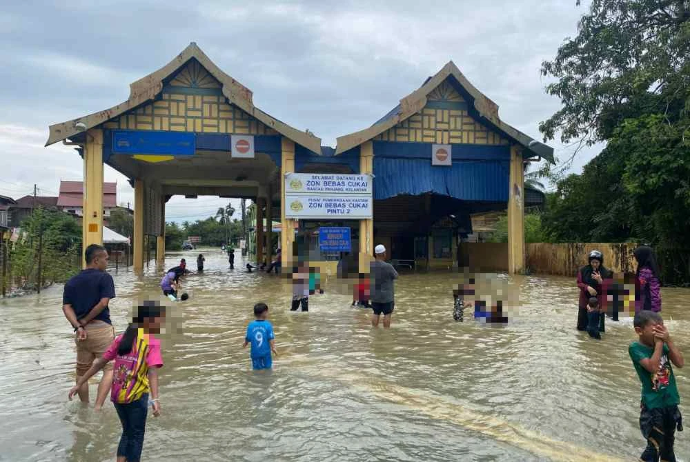Meskipun begitu kanak-kanak yang sedang mandi-manda sentiasa diawasi oleh golongan dewasa di samping mereka.