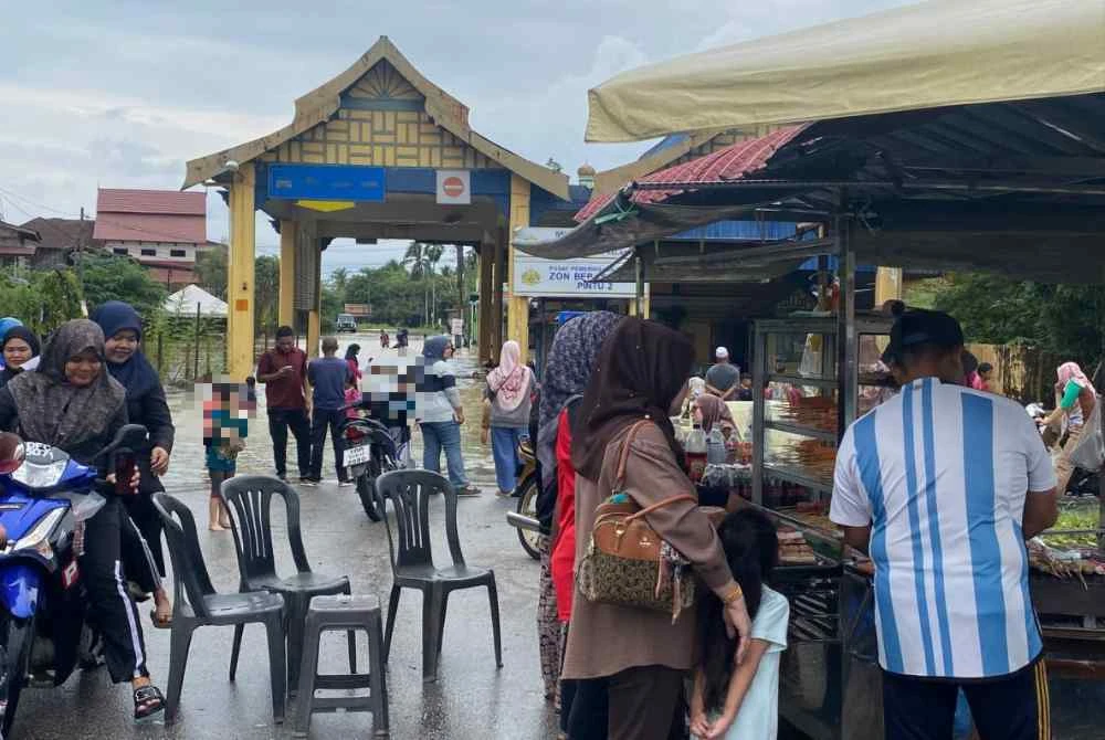Lebih meriah lagi, gerai jualan seperti ayam goreng, sosej bakar dan bermacam-macam lagi turut dibuka bagi mengisi perut lapar selepas penat bermain air.
