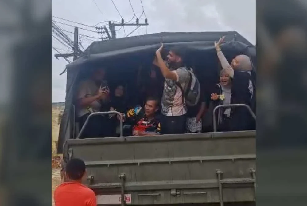 Pelajar UUM melambai tangan kepada staf dan mereka yang masih berada di hotel yang diduduki sejak Sabtu lalu.