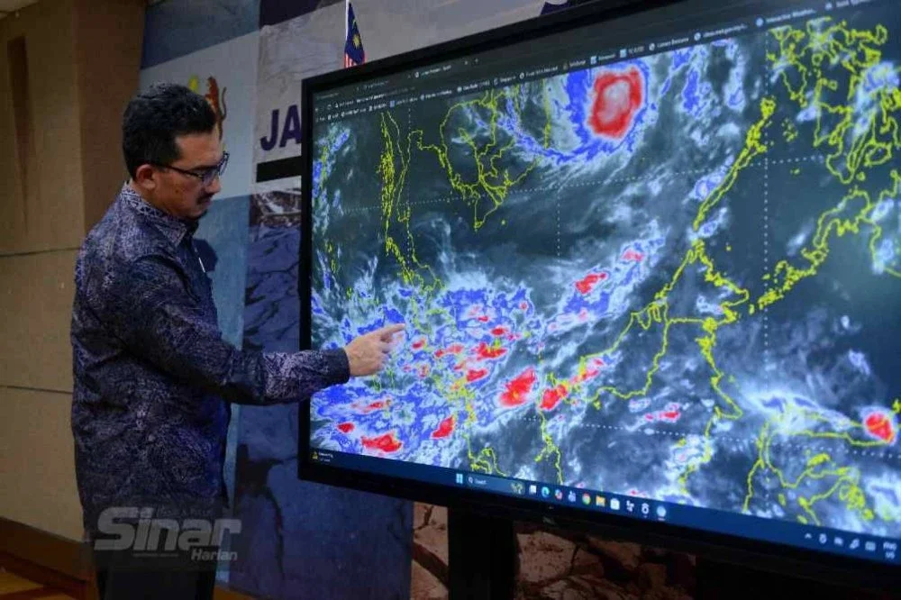 Dr Mohd Hisham memberi penerangan berkenaan Ribut Tropika Senyar pada sidang media pada Khamis. FOTO SINAR HARIAN- MOHD HALIM ABDUL WAHID 