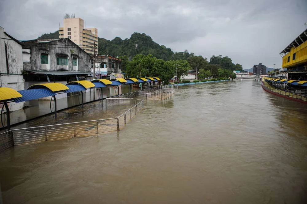 Keadaan sungai di Perlis yang melimpah mengakibatkan banjir di pekan Kangar, menurut tinjauan FotoBernama hari ini.
