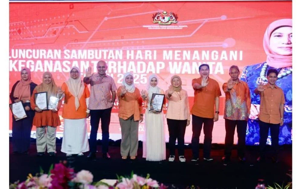 Nancy (empat kanan) bersama penerima-penerima anugerah selepas melancarkan Sambutan Hari Menangani Keganasan Terhadap Wanita (EVAW) 2025 di Dataran Lang, di Langkawi.