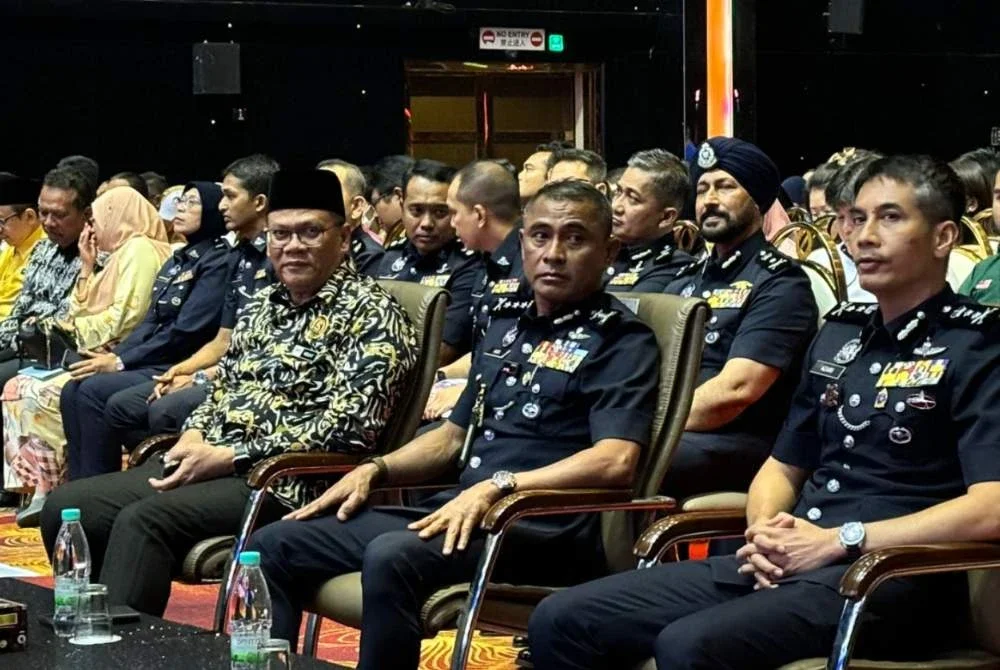 Fadil (dua dari kanan kanan) menghadiri Program Kesejahteraan Komuniti 'Disiplin Terjaga, Generasi Terbina' Tahun 2025 di Pusat Konvensyen HGH pada Khamis.