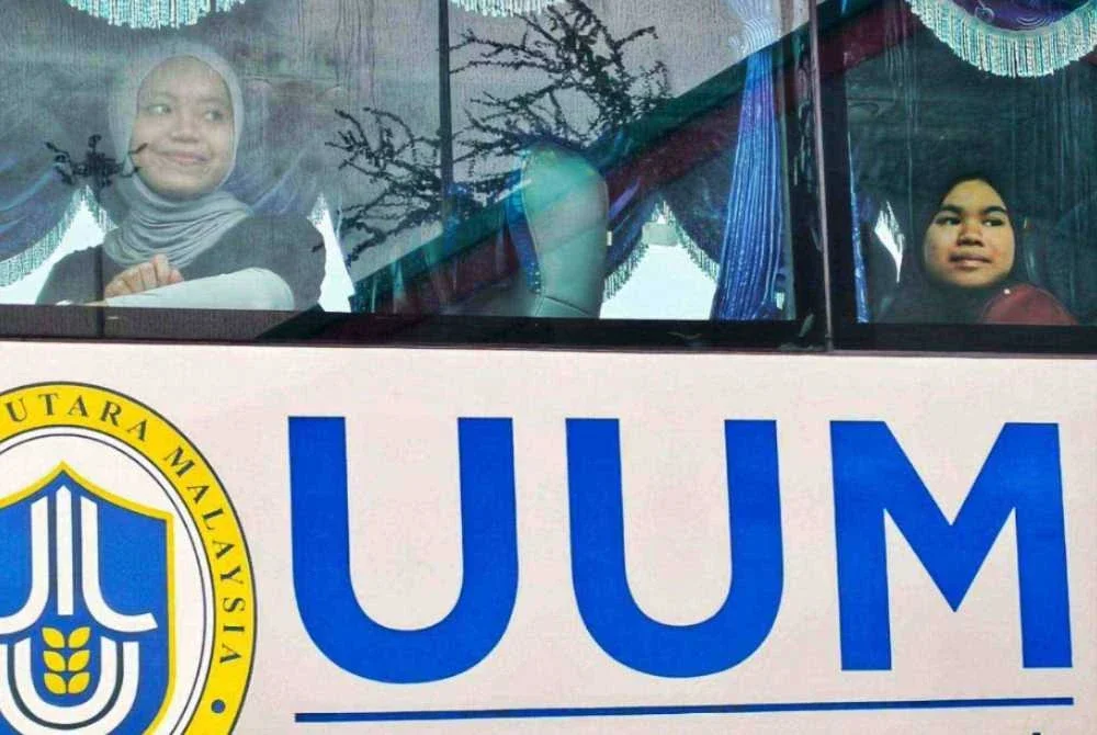 Sebanyak 36 pelajar dan dua pensyarah UUM yang terkandas banjir di Hat Yai, Thailand tiba di tanah air jam 6.20 petang pada Khamis. Foto: UUM