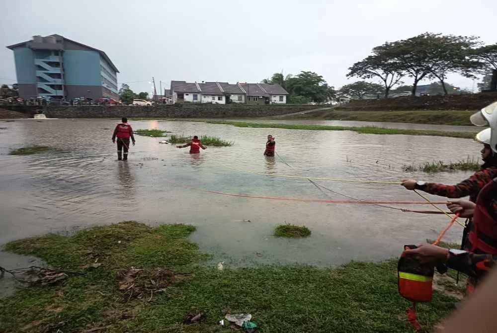 Pasukan bomba menjalankan operasi pencarian di lokasi.