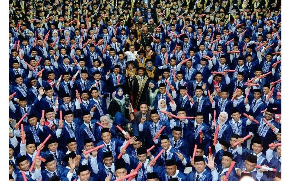 Lokman Hakim (tengah) bergambar bersama graduan pada Majlis Penganugerahan Diploma Kemahiran Malaysia dan Sijil PERHEBAT di Kem Sungai Buloh pada Rabu.