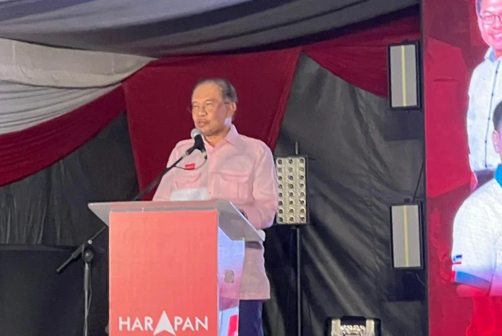 Anwar ketika berucap dalam Program Grand Finale Harapan Urang Sabah di Kota Kinabalu pada Khamis malam.