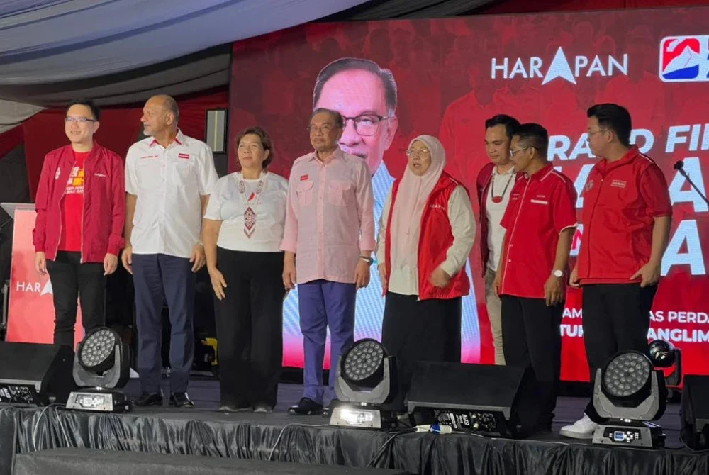 Anwar (empat dari kiri) ketika hadir pada Grand Finale Harapan Urang Sabah di Kota Kinabalu pada Khamis malam.