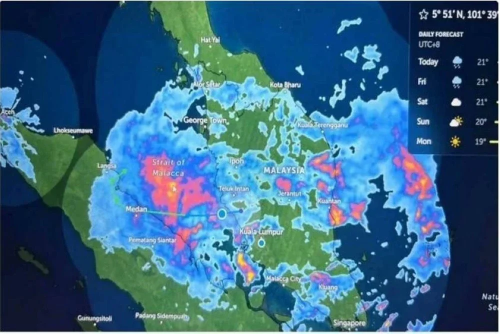 Ribut Tropika Senyar membawa hujan lebat dan angin kencang di Pantai Barat Semenanjung Malaysia, fenomena jarang berlaku berhampiran khatulistiwa. Foto Zoom Earth