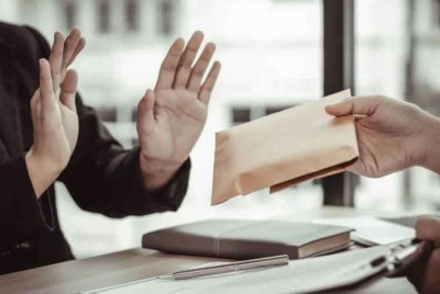 Apabila pemimpin bebas rasuah, negara menjadi stabil dan pelabur yakin melabur. Foto hiasan