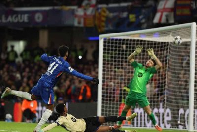 Rembatan deras Estevao (kiri) menerjah jaring Barcelona pada minit ke-55.