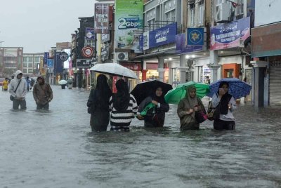 Bagi mangsa banjir, setiap detik adalah perjuangan. Gambar hiasan