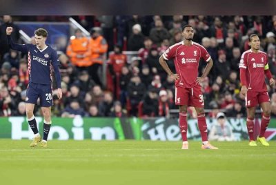 Reaksi kecewa Ryan Gravenberch (dua dari kanan) dan Virgil van Dijk selepas PSV menambah gol ketiga. Foto Agensi