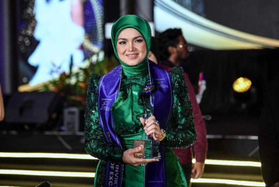 Siti Nurhaliza menerima anugerah khas Lifetime Achievement Award pada Malam Gala AFFIN INVIKTA Top50 Women of Excellence Awards 2025 pada Rabu. Foto Bernama