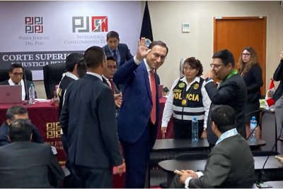 Mahkamah Peru menjatuhkan hukuman penjara 14 tahun ke atas Martin Vizcarra (tengah) kerana menerima rasuah semasa berkhidmat sebagai gabenor wilayah. - Foto: AFP
