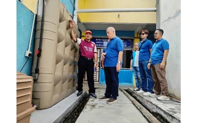 Herlman (kiri) memberikan penerangan mengenai proses penuaian air kepada Ketua Pegawai Eksekutif PAAB, Zulkiflee Omar.