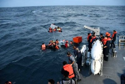 TLDM menyelamatkan mangsa bot karam di Pulau Perak. - Foto TLDM