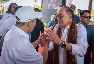 TUARAN, 27 Nov -- Perdana Menteri, Datuk Seri Anwar Ibrahim bersama bersalaman Ketua Menteri Sabah yang juga Pengerusi GRS, Datuk Seri Hajiji Noor bergambar kenangan pada temu rapat dengan pemimpin masyarakat tempatan dan sahabat usahawan Tuaran di Dewan Kebudayaan Bajau Samah, Sulaman hari ini.
--fotoBERNAMA (2025) HAK CIPTA TERPELIHARA