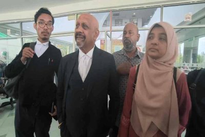 Ummu Haiman Bee (kanan) hadir ke Mahkamah Tinggi Shah Alam pada Khamis, bagi mendapatkan perintah laporan bedah siasat pertama, berhubung kematian anaknya, Julai lalu.