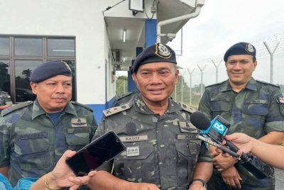 Ahmad Radzi (tengah) ketika ditemui pemberita di Rantau Panjang. - Foto Sinar Harian/Adila Sharinni Wahid
