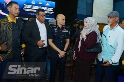 Shazeli (tengah) bertemu dengan wakil PIBG selepas Program 'Immediate Reform Kempen Antibuli; Dari Rumah Ke Sekolah, Ibu Bapa Asas Benteng Pencegahan' di Ibu Pejabat Polis Kontinjen Selangor pada Khamis. Foto MOHD HALIM ABDUL WAHID