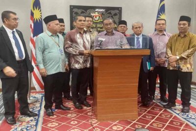 Takiyuddin (depan, empat dari kanan) bersama ahli-ahli Parlimen PN yang lain pada sidang akhbar di Dewan Rakyat pada Khamis.