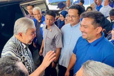 Ahmad Zahid dan Mohd Zaidy (kanan) beramah mesra dengan orang ramai yang hadir pada sesi Jelajah TVET di Kolej Komuniti Tawau dan Institut Pendidikan Guru Tawau pada Rabu.