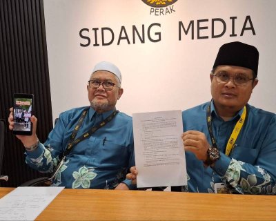 Razman (kiri) dan Mohd Akmal mewakili pimpinan Pembangkang DUN Perak menuntut penjelasan kerajaan negeri berhubung kehadiran pemimpin parti kerajaan sepertimana video tular, bulan lalu.