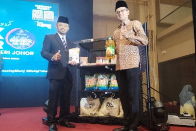Mohd Fared (kanan) menyempurnakan perasmian Program Gerobok Rezqi di masjid-masjid dalam Negeri Johor pada Khamis.