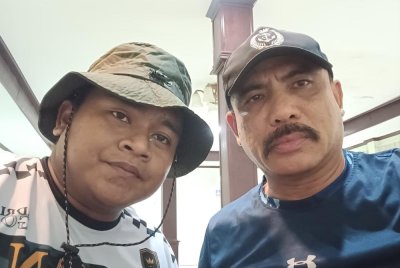 Tindakan nekad meredah banjir diambil Baharin (kanan) dan Muhammad Aizat selepas beberapa warga emas mula kehabisan ubat dan memerlukan rawatan segera. Foto: BAHARIN BAHAROM