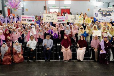 Ahli Parlimen Shah Alam, Azli Yusof (duduk kerusi dua dari kiri) bergambar bersama tetamu dan peserta pada Program Battle of Marhaban di Dewan Melati, Seksyen 7.
