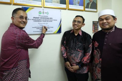 Mohamad (kiri) merasmikan Pusat Hemodialisis Zakat MAINPP Cawangan Tasek Gelugor yang sebelum ini ditutup sejak Oktober 2020.