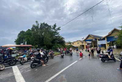 Tinjaun Sinar Harian di Pusat Pemeriksaan Kastam Zon Bebas Cukai Pintu Dua, Rantau Panjang mendapati orang ramai memenuhi kawasan tersebut untuk 'berpesta air' serta ia dipenuhi gerai jualan.