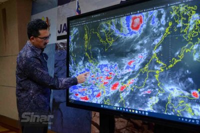 Dr Mohd Hisham memberi penerangan berkenaan Ribut Tropika Senyar pada sidang media pada Khamis. FOTO SINAR HARIAN- MOHD HALIM ABDUL WAHID 