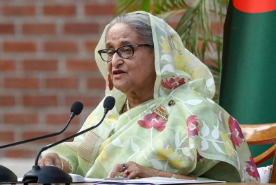 Mahkamah Dhaka menjatuhkan hukuman penjara ke atas Hasina dan dua anaknya atas kesalahan rasuah. 