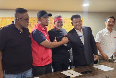 Abd Aziz (dua dari kanan) mengumumkan keluar daripada Warisan dan memilih untuk berhijrah menyertai PKR dalam satu sidang akhbar di Kota Kinabalu pada Khamis.