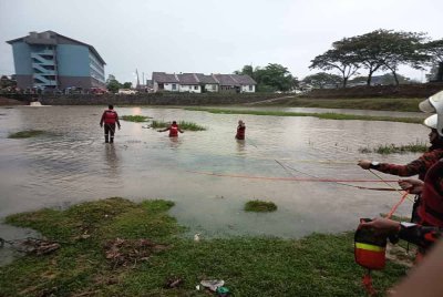 Pasukan bomba menjalankan operasi pencarian di lokasi.