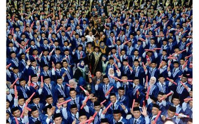 Lokman Hakim (tengah) bergambar bersama graduan pada Majlis Penganugerahan Diploma Kemahiran Malaysia dan Sijil PERHEBAT di Kem Sungai Buloh pada Rabu.