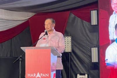 Anwar ketika berucap dalam Program Grand Finale Harapan Urang Sabah di Kota Kinabalu pada Khamis malam.