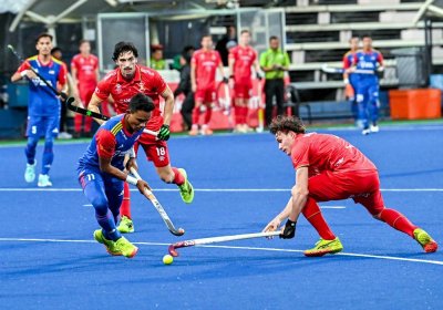 Pemain negara, Anuar Akhimullah (kiri) bersaing dengan pemain Belgium pada saingan Piala Sultan Azlan Shah di Stadium Hoki Azlan Shah pada Khamis. Foto: Bernama
