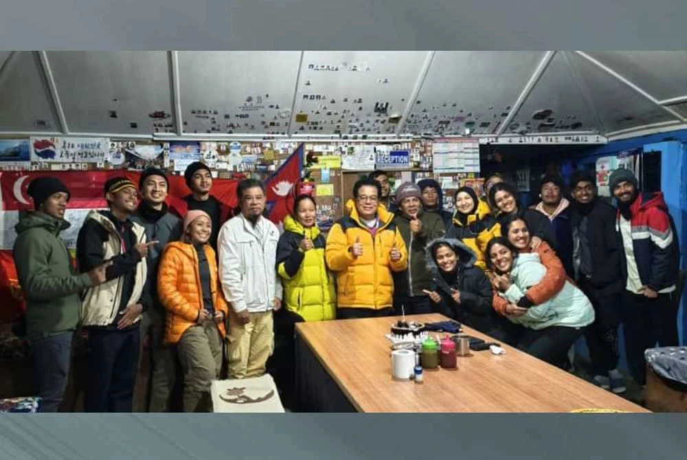 Majlis meraikan saya, dengan kek yang diterbangkan dengan helikopter dari Pokhara.