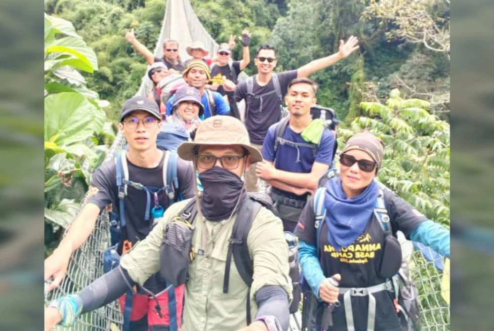 Di jambatan gantung Jhindu Danda.