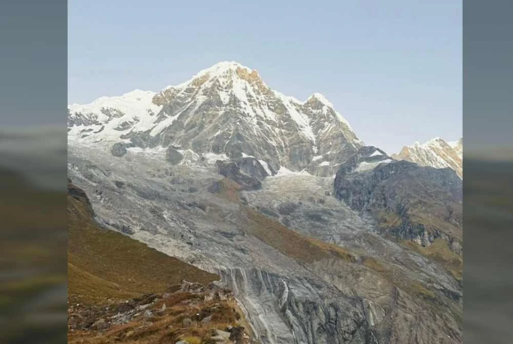 Annapurna 3 berdiri megah.